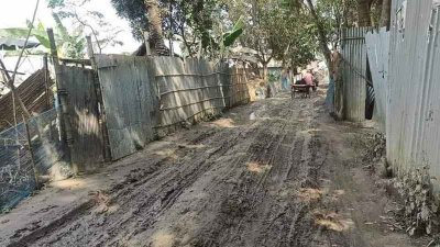 ট্রাক থেকে রাস্তায় মাটি পড়ে চলাচলের অনুপযোগী হয়ে পড়েছে